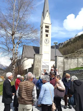 Singkreis vor Kirche zernez (Foto: Andrea Wehrli)