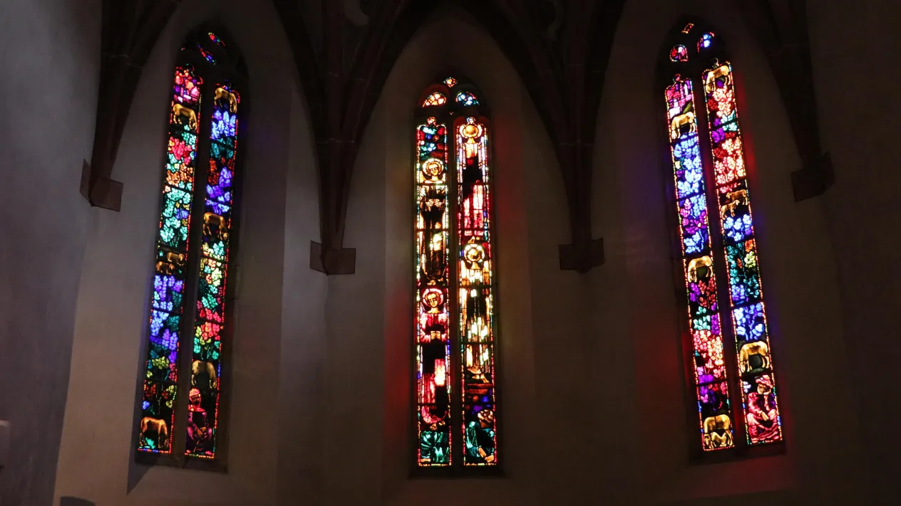 Kirchenfenster Klosters (Foto: Walter Bstieler)